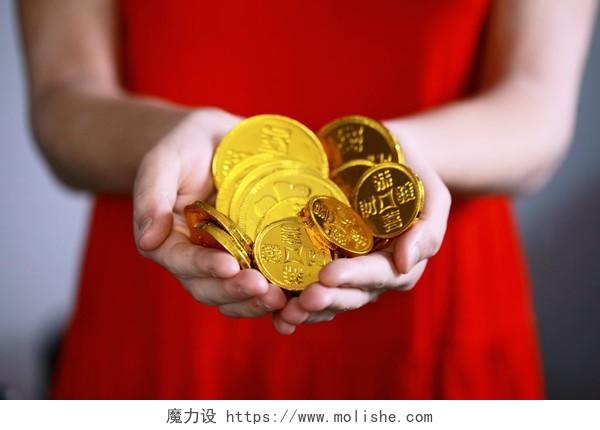 新年女性手捧金币背景图片
